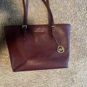 Michael kors tote bag with phone slot in back